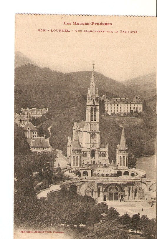 Postal 027944 : Les Hautes-Pyrenees, Lourdes. Vue Plongeante dur la Basilique