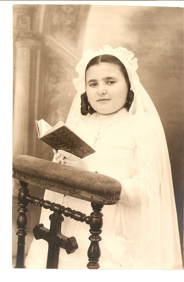 Postal 028043 : Niña haciendo la Comunion