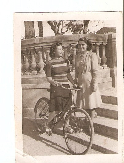 Postal 028044 : Mujer en bici junto a otra mujer