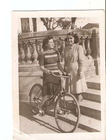 Postal 028044 : Mujer en bici junto a otra mujer