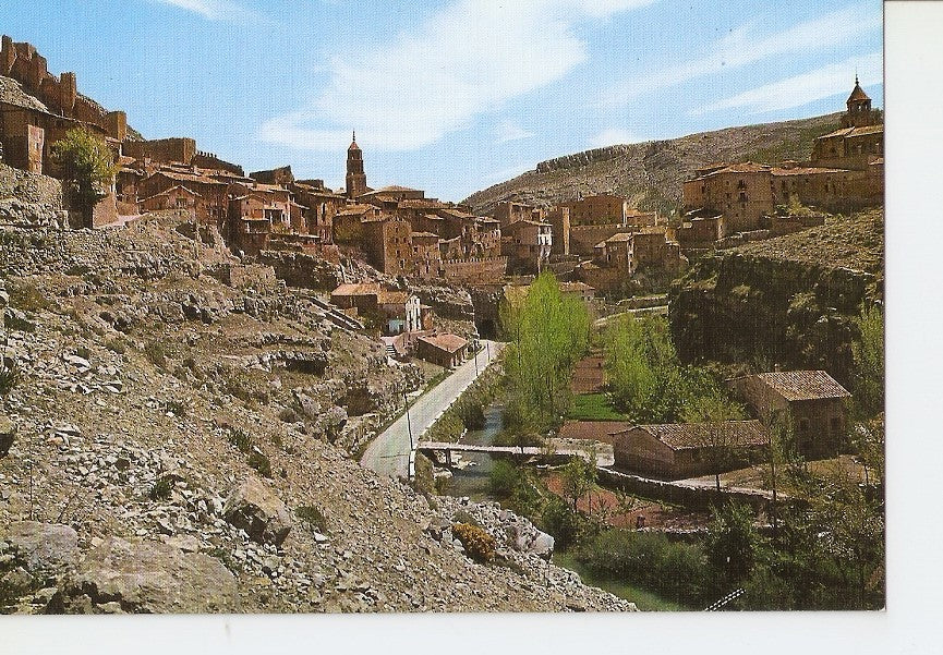 Postal 028079 : Albarracin (Teruel), Vista panoramica, murallas y rio Guadalaviar (Monumento Nacional)