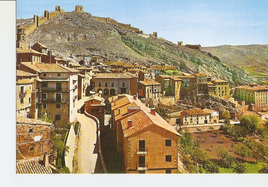 Postal 028081 : Albarracin (Teruel), Panoramica y murallas al fondo
