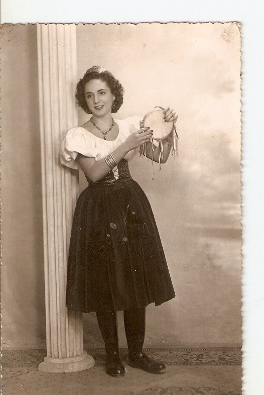 Postal 028175 : Mujer con pandereta