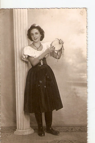Postal 028175 : Mujer con pandereta