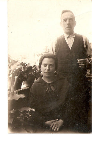 Postal 028230 : Hombre y mujer posando para foto