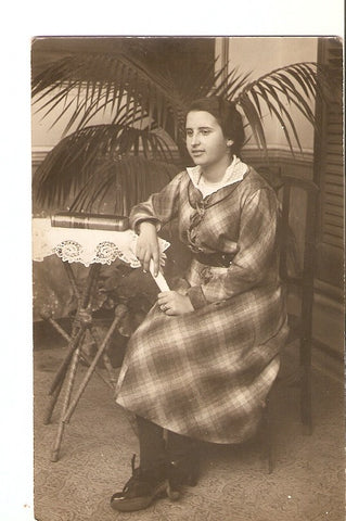 Postal 028231 : Mujer sentanda