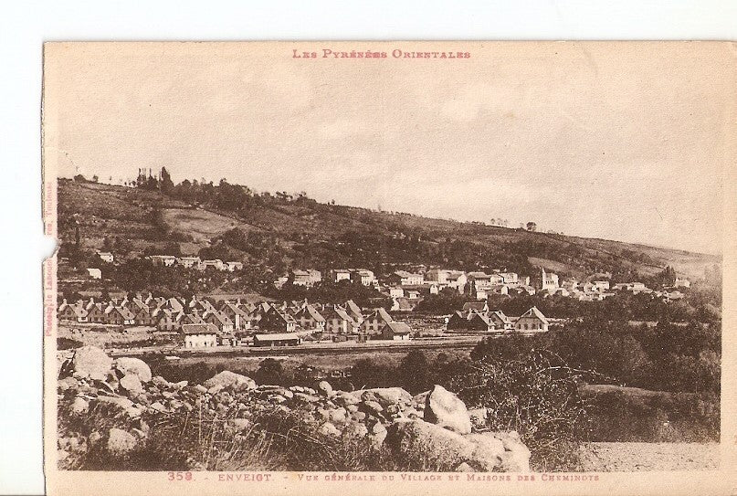 Postal 028235 : Les Pyrenees Orientales, Enveigt- vue generale du village et Maisons des Cheminots