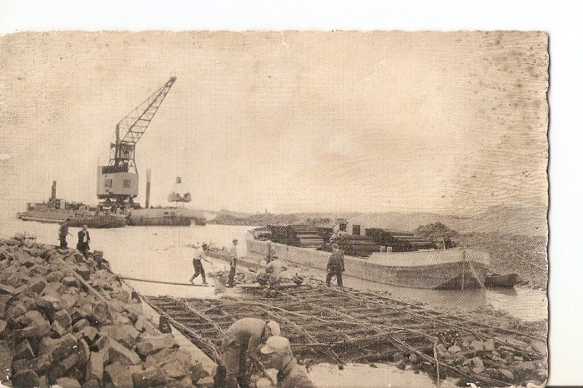 Postal 028237 : Dijkbouw Z. Flevoland, Het storten van basaltstenen op een zinkstuk