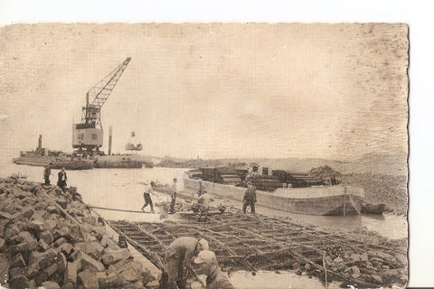 Postal 028237 : Dijkbouw Z. Flevoland, Het storten van basaltstenen op een zinkstuk