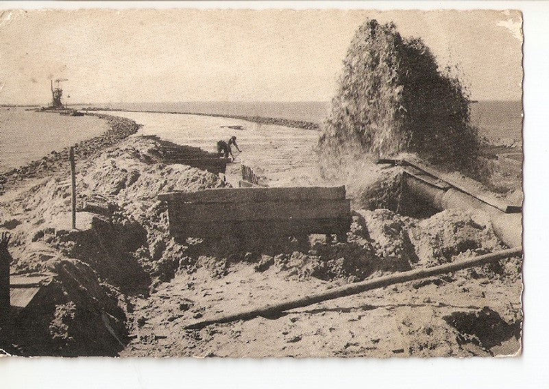 Postal 028238 : Dijkbouw Z. Flevoland, Opspuiten can het zandlichaarn tussen de keileemdammen