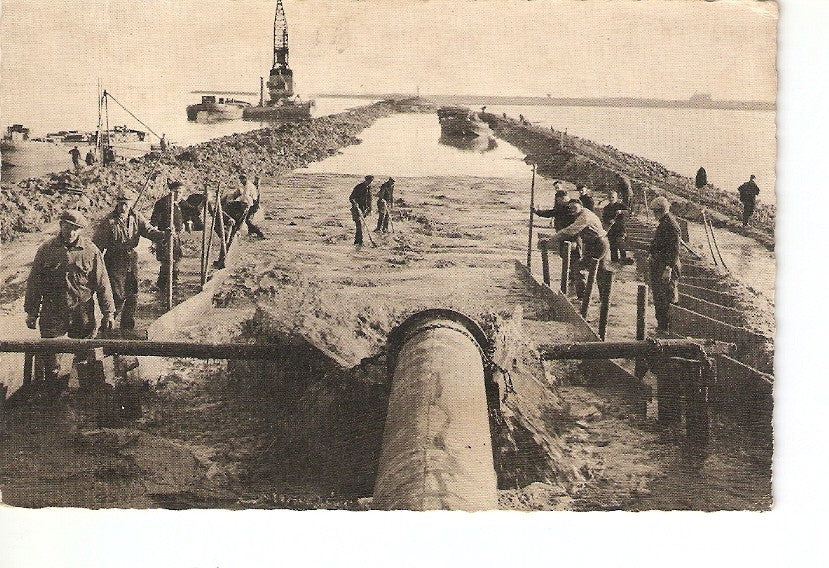 Postal 028239 : Dijkbouw Z. Flevoland, Opspuiten can het zandlichaarn tussen de keileemdammen