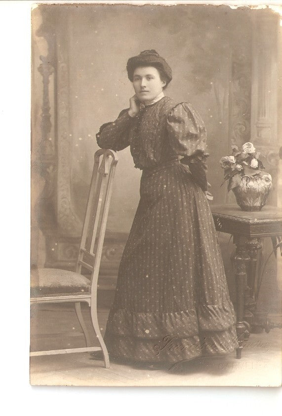 Postal 028488 : Mujer apoyada en una silla