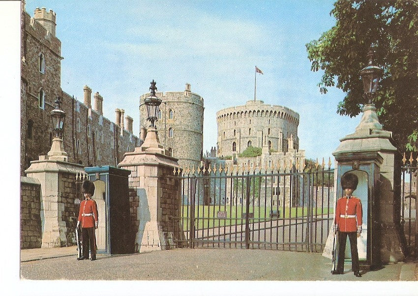 Postal 028547 : Windsor Castle, Berkshire. Sctas Guards Sentries at the Advanced Gate
