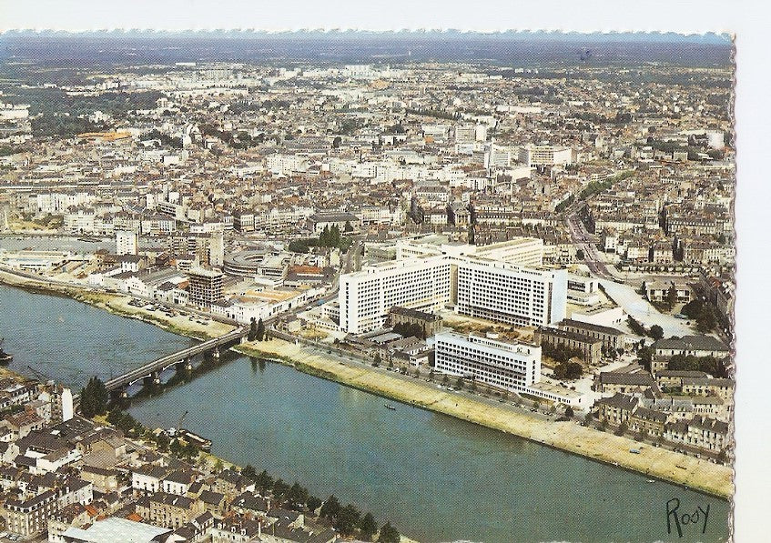 Postal 028598 : Nantes, Vue Aerienne sur les quartiers du Centre, au premier plan le C.H.U.