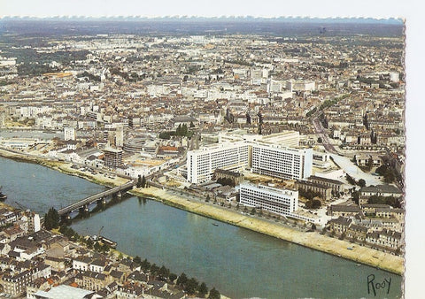 Postal 028598 : Nantes, Vue Aerienne sur les quartiers du Centre, au premier plan le C.H.U.