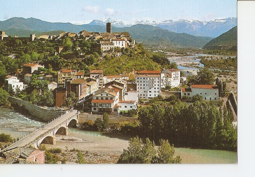 Postal 028615 : Ainsa, Vista general y Confluencia de los Rios, Ara y Cinca - Al fondo Macizo del Monte Perdido