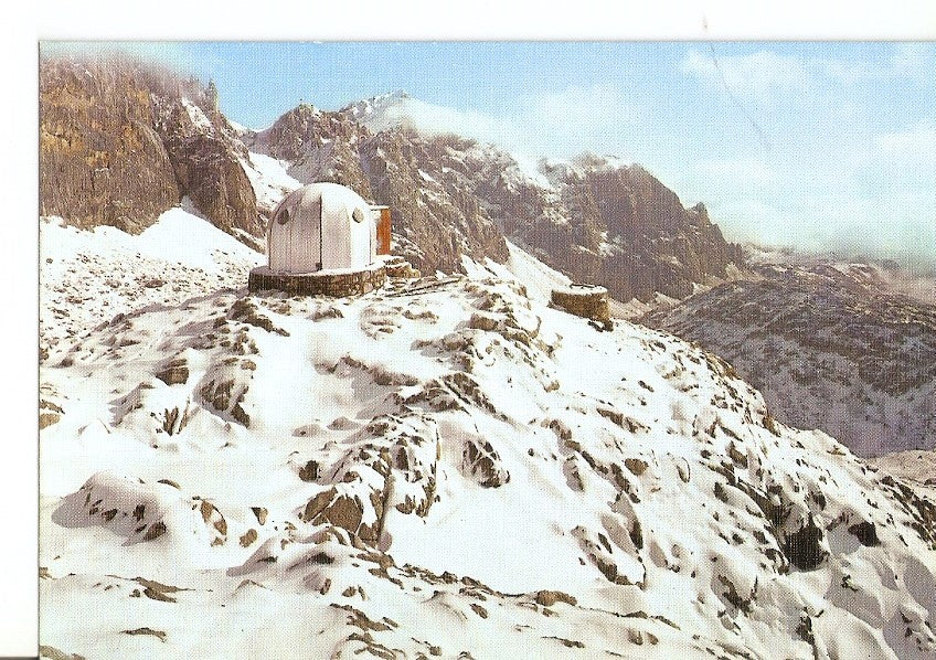 Postal 028699 : Refugio Cabaña y Veroni, region de Aliva al fondo, Macizo de Peña Vieja. Picos de Europa