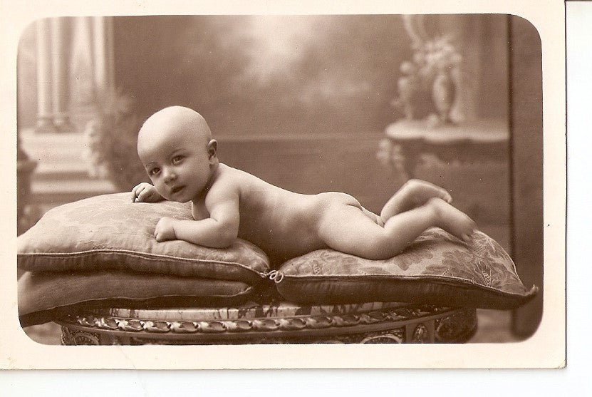 Postal 028939 : Bebe sobre cojines