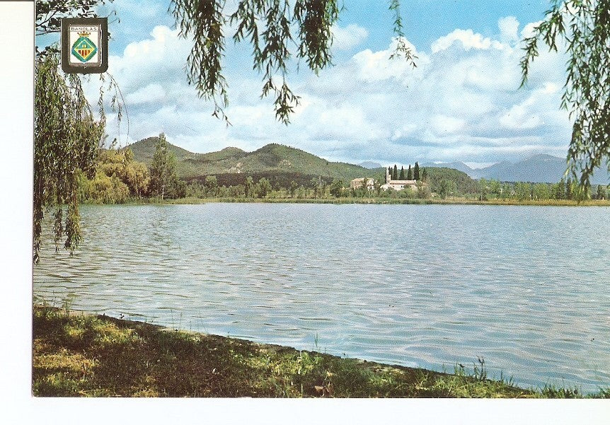 Postal 029266 : Bañolas. El Lago, al fondo la iglesia Parroquial de Porqueras (s. XII)