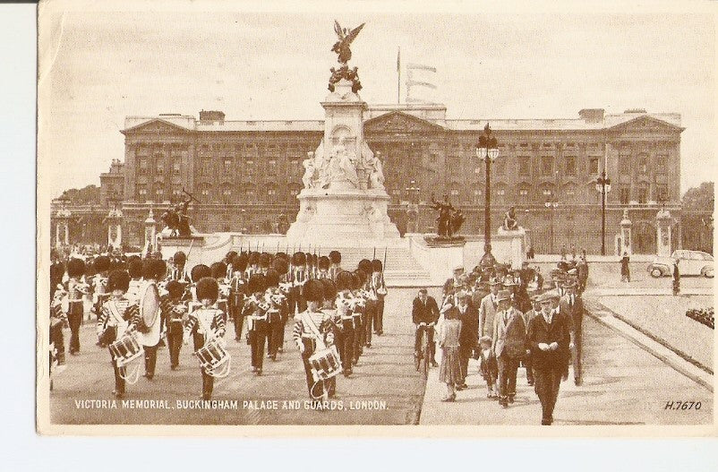 Postal 029305 : Vitoria Memorial, Buckingham Palace and Guards, London