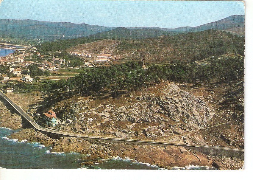 Postal 025298 : Monumento a la Virgen de la Peña y Rompeolas. Bayona (Vigo)
