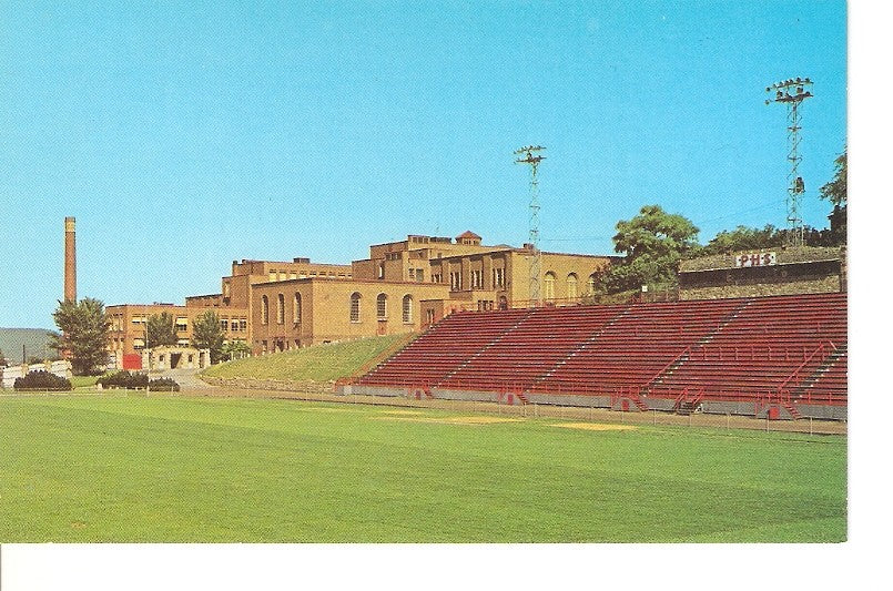 Postal 025498 : Greetings from Pottsville PA. Pottsville High School and Stadium