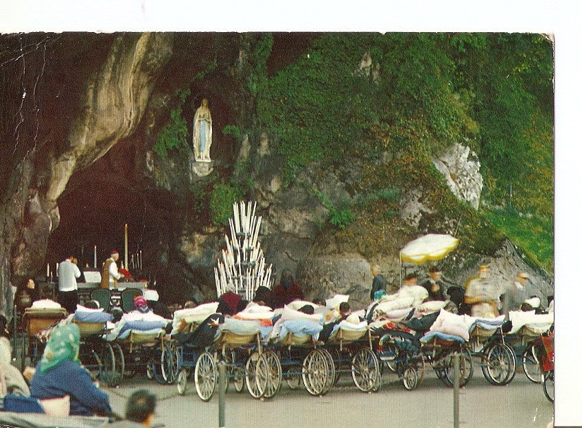 Postal 025553 : Lourdes. Les malades devant la Grotte