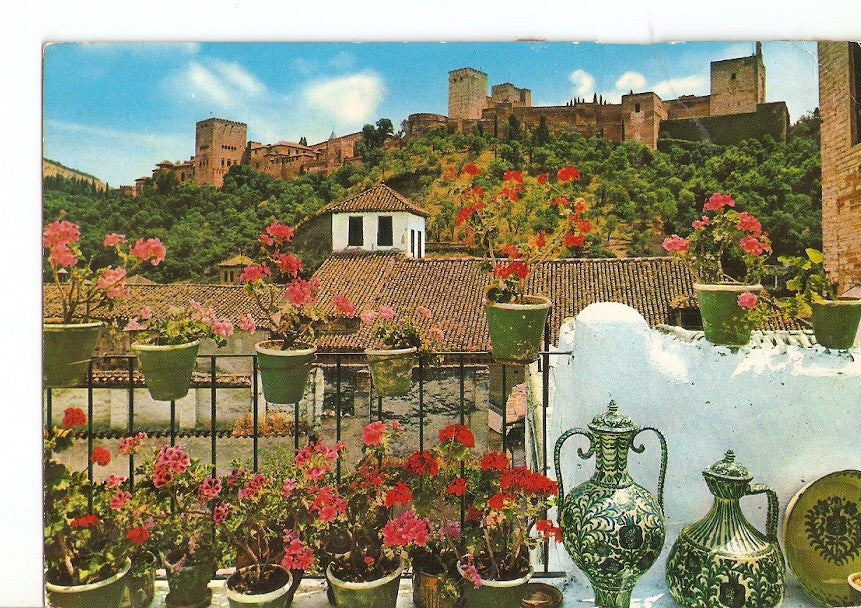 Postal 025703 : La Alhambra desde un rincon tipico. Granada
