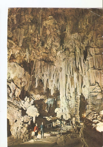 Postal 026076 : Entrada a la Sala de los Fantasmas. Cueva de Nerja (Malaga)