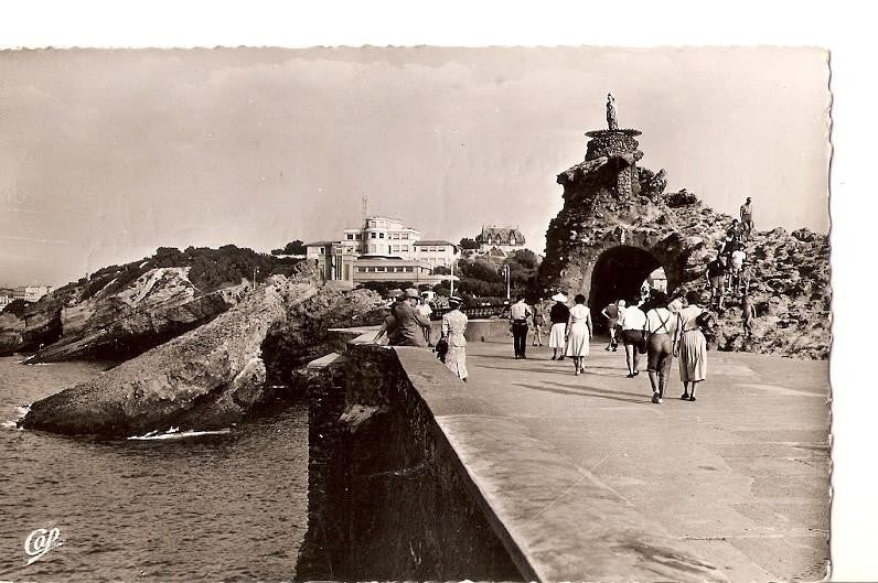 Postal 027102 : Biarritz, Rocher de la Vierge et Musee de la MerCap 2937. Esado regular, escrita enla parte posterior