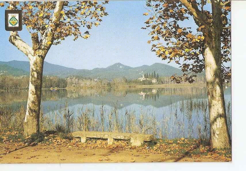 Postal 029524 : Banyoles (Girona) Lago vista parcial con la iglesia Romanica de Porqueras