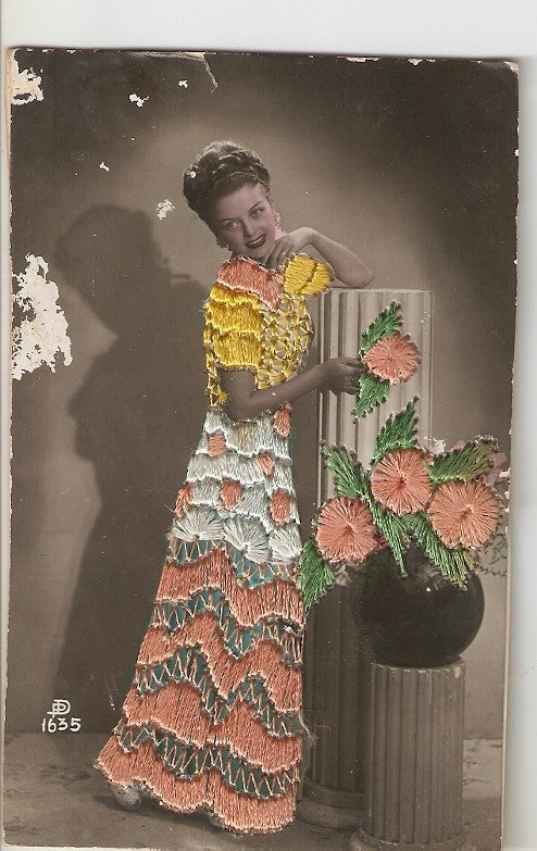 Postal 029851 : Mujer posando