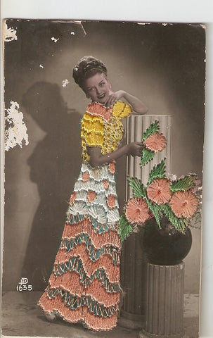 Postal 029851 : Mujer posando