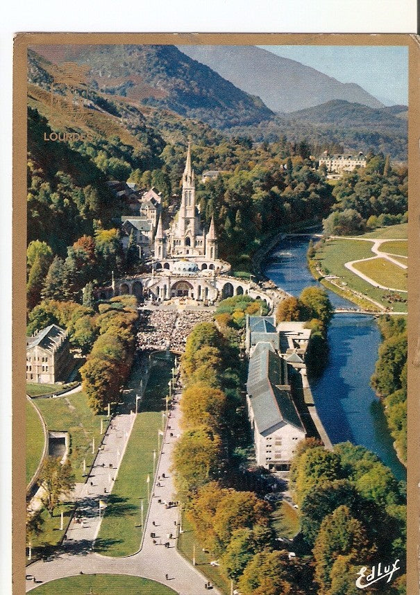 Postal 029865 : Lourdes vue serienne sur la Basilique et le Gave