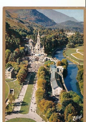 Postal 029865 : Lourdes vue serienne sur la Basilique et le Gave
