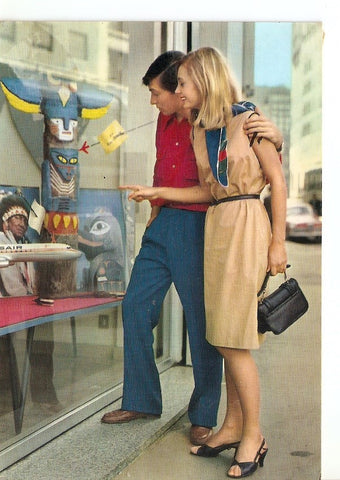 Postal 029876 : Pareja frente escaparate tienda