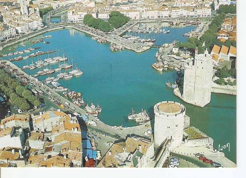 Postal 030211 : La Rochelle (Charente-Maritime) Vue generale du Port au centre de la Ville (Photo aerienne Monique François-Bordeaux)