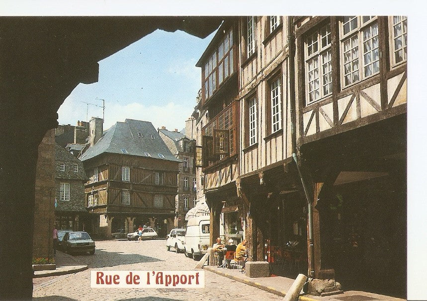 Postal 030254 : Dinan (Cotes du Nord) Rue de Apport avec ses vieilles maisons a porches