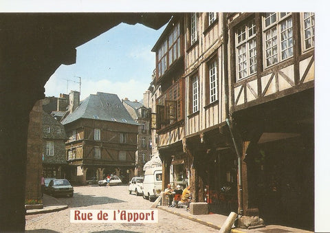Postal 030254 : Dinan (Cotes du Nord) Rue de Apport avec ses vieilles maisons a porches