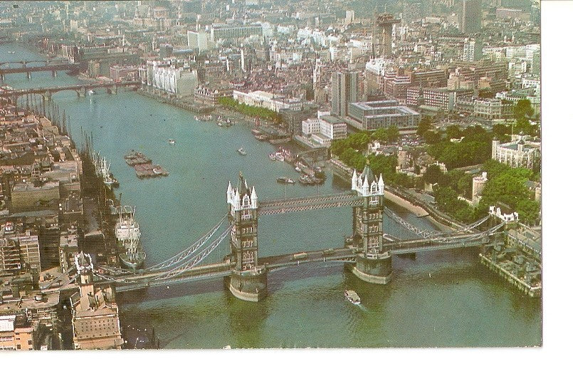 Postal 030327 : Aerial view of Tower Bridge and the City of London