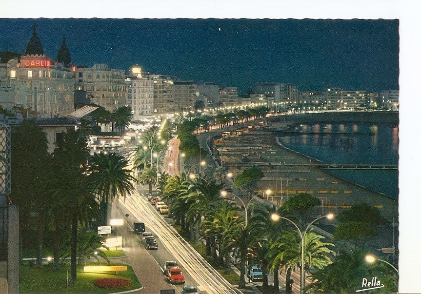 Postal 030449 : La Cote dAzur Cannes la nuit. Le Boulevard de la Croisette