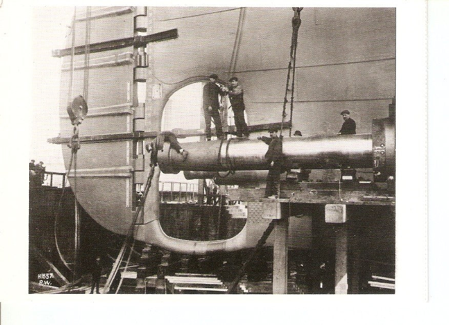 Postal 030451 : Workers ftting the Titanics propeller shafts inot place