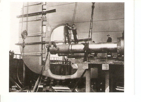 Postal 030451 : Workers ftting the Titanics propeller shafts inot place