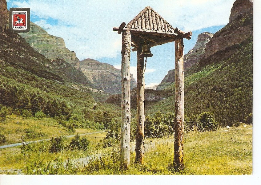 Postal 030487 : Parque Nacional de Ordesa. Campana del Refugio Naciona al fondo el Valle de Ordesa