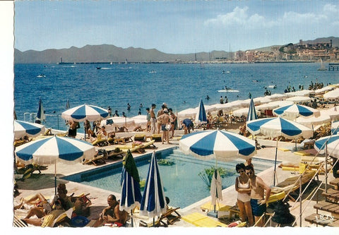 Postal 030626 : Reflets de la Cote dAzur Cannes. Les joies de la plage