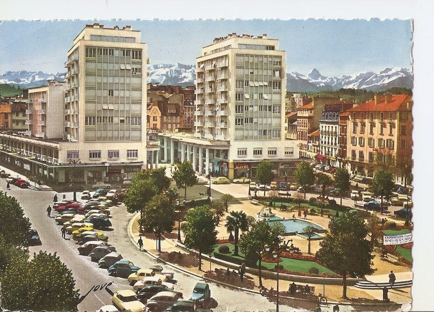 Postal 030650 : Pau. Le Place Clmemenceau et le Palais des Pyrenees (M. Delahale architecte)