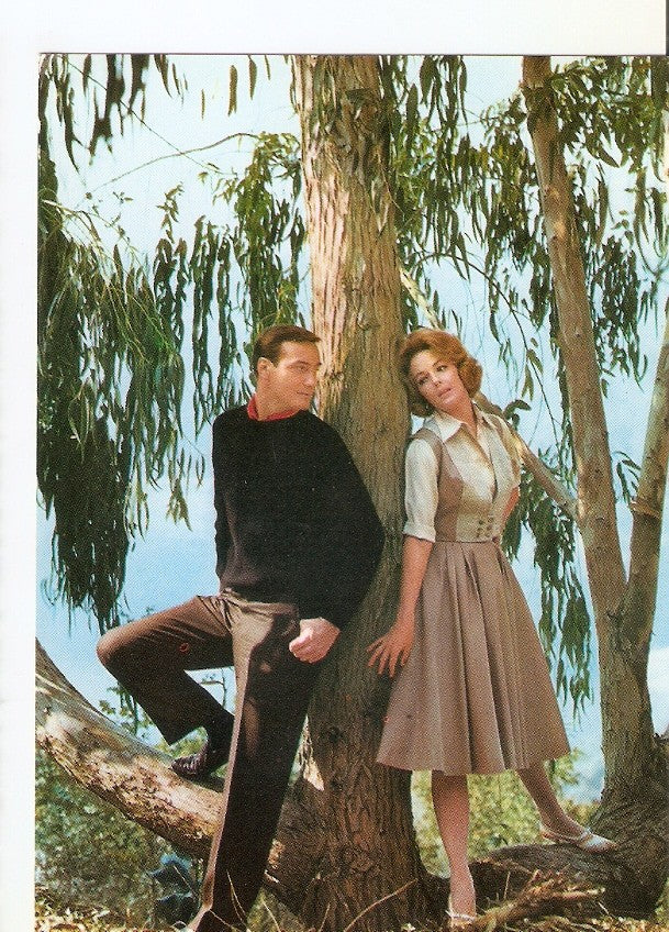 Postal 029877 : Pareja recostados en un arbol