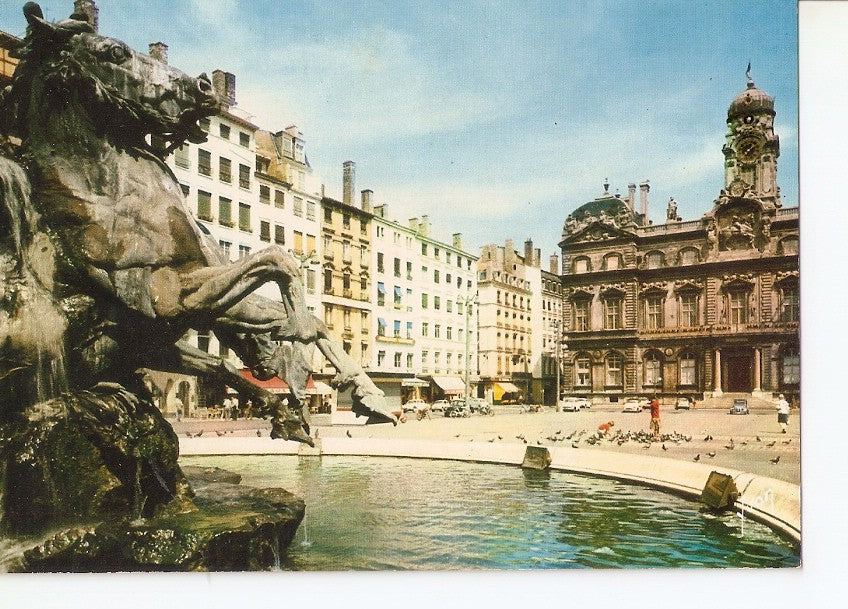 Postal 030797 : Lyon (Rhone) Place des Terreaux Hotel de Ville et Tontaine Bartholdi