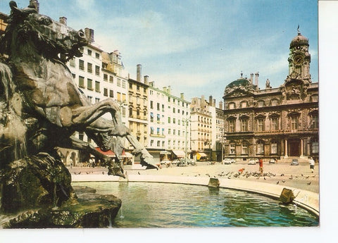 Postal 030797 : Lyon (Rhone) Place des Terreaux Hotel de Ville et Tontaine Bartholdi