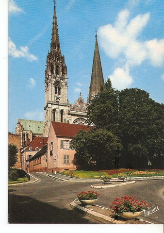 Postal 030921 : Les Mervailles de Chartres (Eure et Loir). Le place Jean Moulin et les fleches de la cathedrale du XIIe siecle